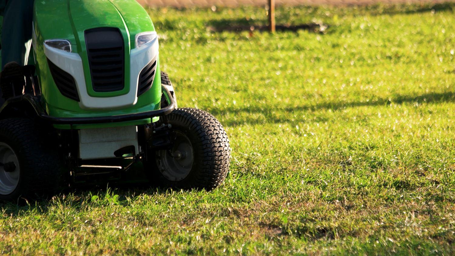 lawn tractor for mowing lawns